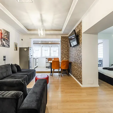 Cozy In Bllok 5 Min Walk From Park Apartment Tirana