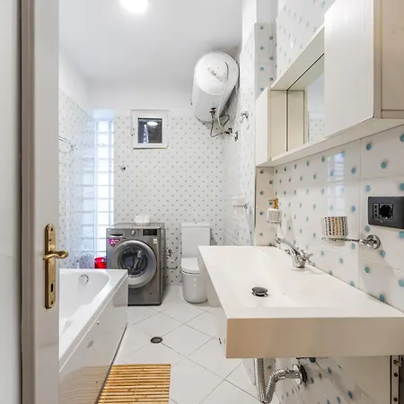 Cozy In Bllok 5 Min Walk From Park * Tirana