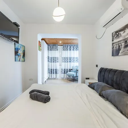 Cozy In Bllok 5 Min Walk From Park Tirana