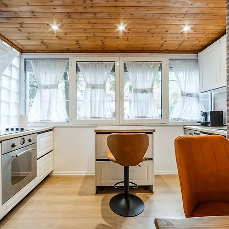 Cozy In Bllok 5 Min Walk From Park Appartamento Tirana