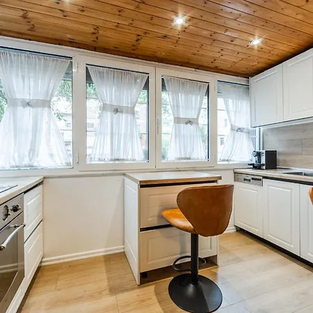 Cozy In Bllok 5 Min Walk From Park