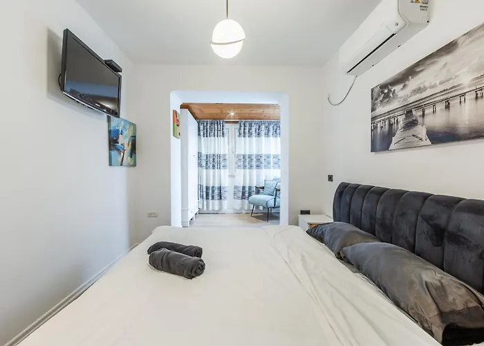 Cozy In Bllok 5 Min Walk From Park Tirana